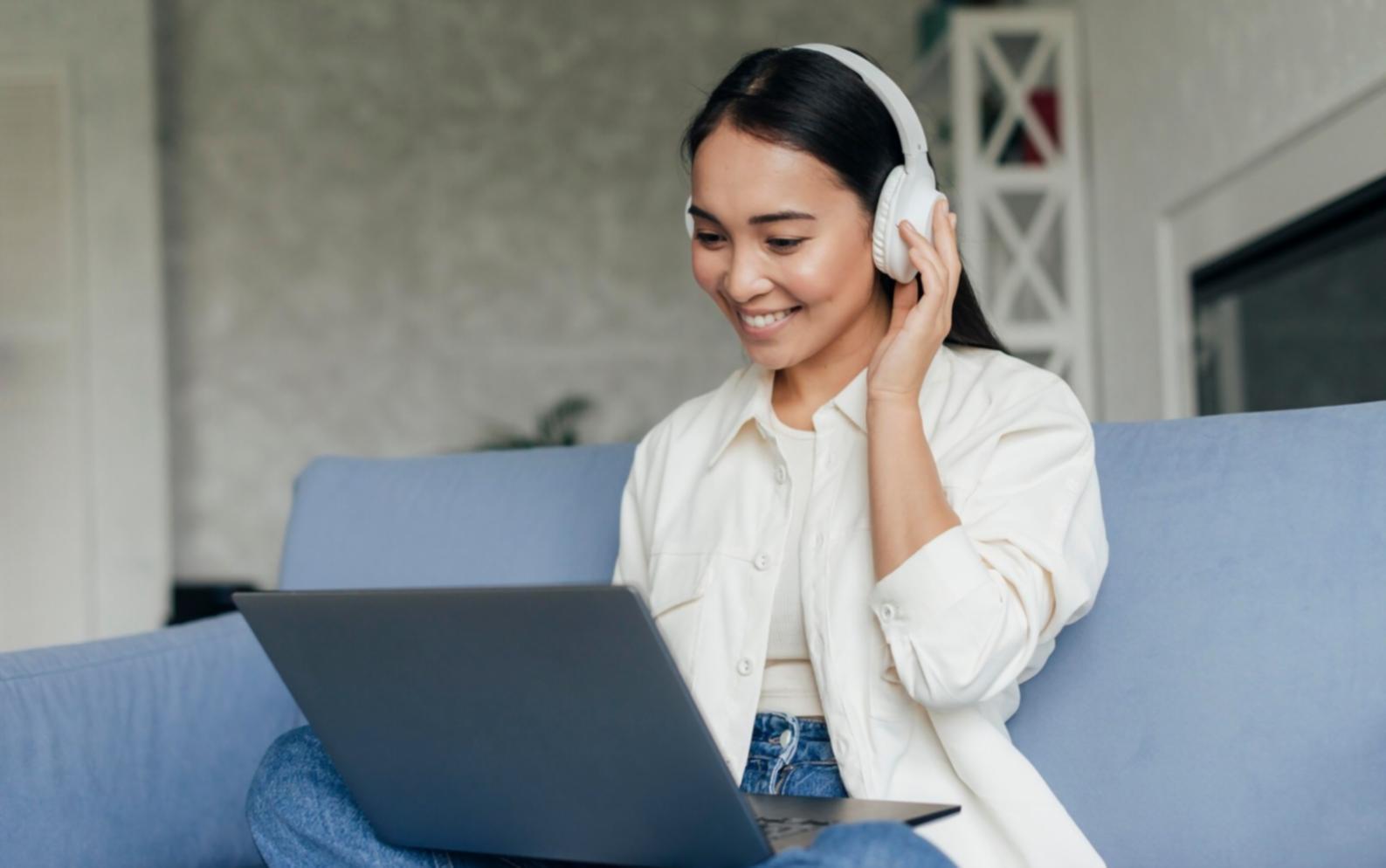 Teilnehmer bei einer praktischen Übung zur Budgetplanung während eines Seminars